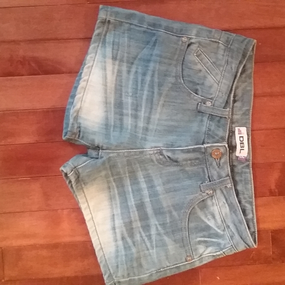 Shorts - Picture 2 of 4